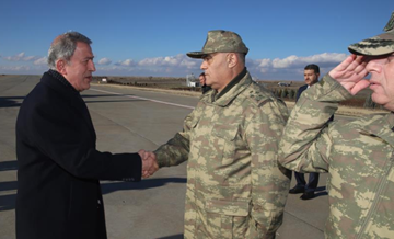 Milli Savunma Bakanı Hulusi Akar, Suriye sınırındaki birliklerde incelemelerde bulundu
