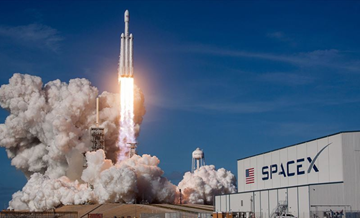 SpaceX'in ilk insanlı uzay mekiği denemesi başarıyla gerçekleşti