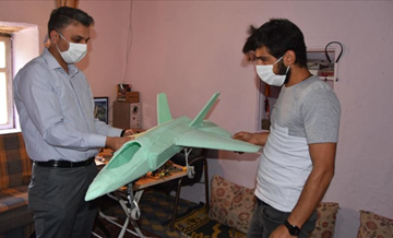 Hakkari'de atıl malzemeden maket uçak yapan genç TEKNOFEST'e davet edildi