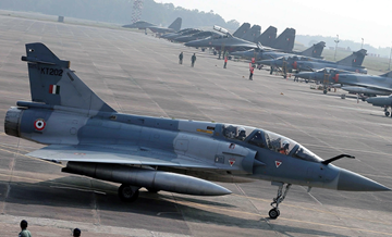 Hint savaş uçakları Pakistan hava sahasına girdi