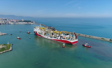 Fatih Sondaj Gemisi'nin Trabzon Limanı'na demir atması havadan görüntülendi