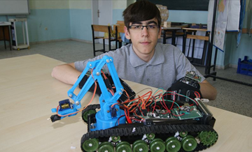 Lise öğrencisinden el hareketiyle kontrol edilebilen bomba imha robotu