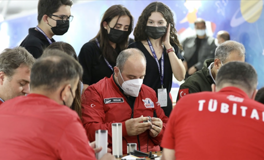 Bakan Varank, TÜBİTAK SAGE'nin TEKNOFEST'teki atölyesinde gençlerle roket tasarladı