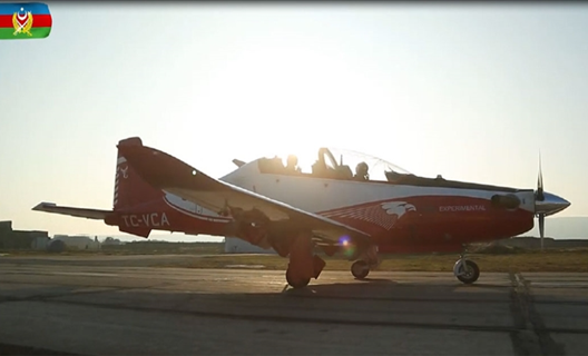 Azerbaycanlı pilotlar HÜRKUŞ'la uçuş gerçekleştirdi