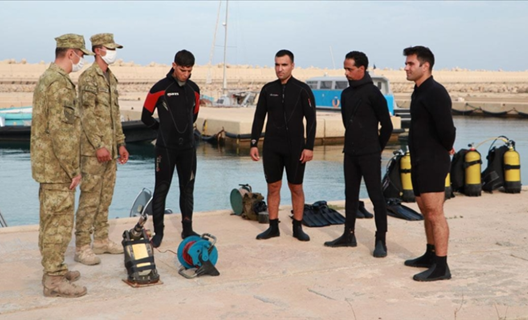 Libyalı askerler Türk SAS komandolarından aldıkları eğitimlerle deniz mayınlarını imha ediyor