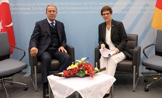 Bakan Akar, Almanya Savunma Bakanı Kramp-Karrenbauer ile görüştü