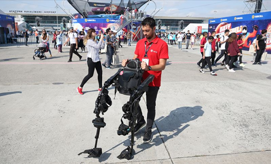 Yürüyemeyenler için giyilebilir dış iskelet robotu TEKNOFEST'te